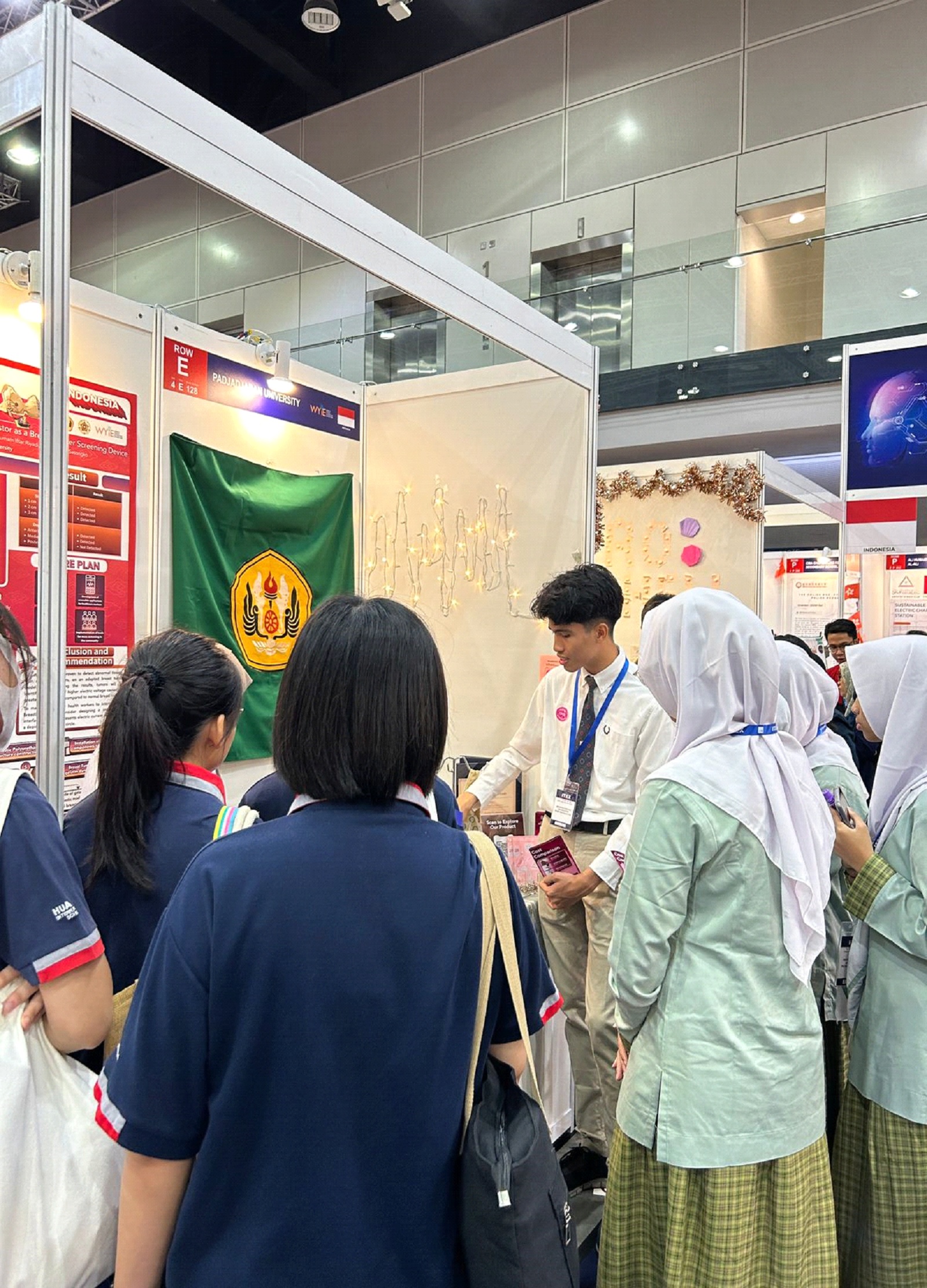 ITEX24 Presentasi hasil inovasi kepada pengunjung booth