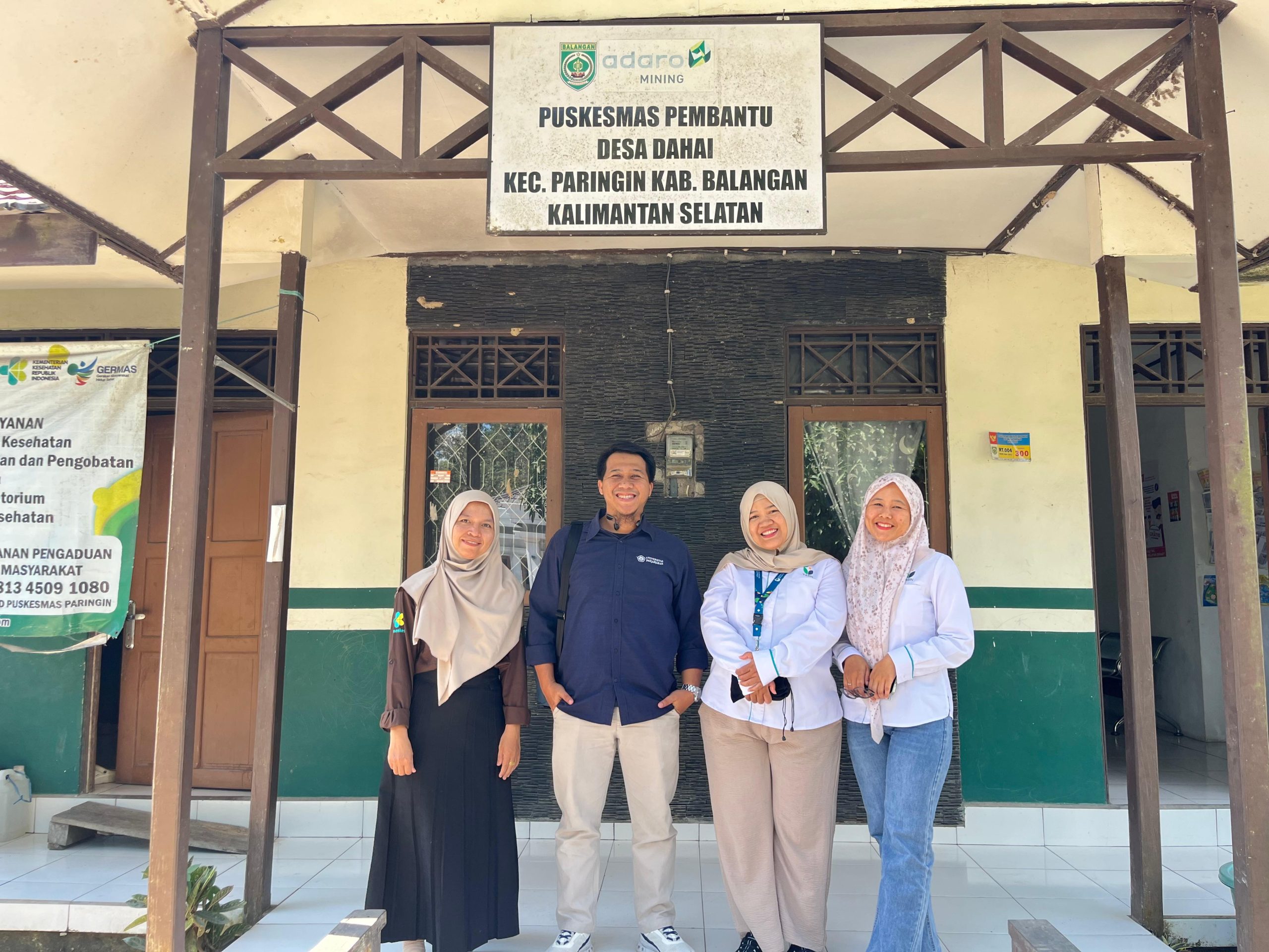 Dosen FK Unpad bersama tim di Puskesmas Pembantu Desa Dahai, Kabupaten Balangan